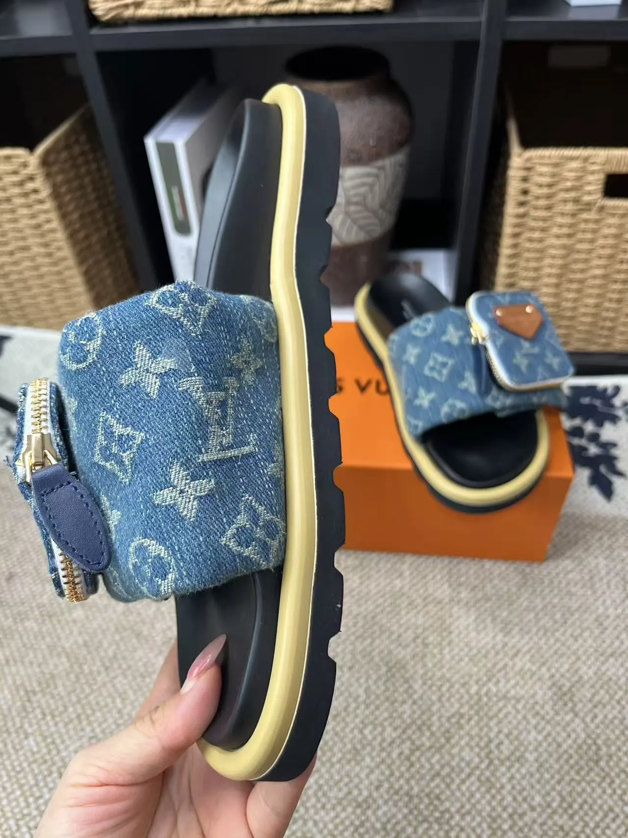 P380 yuan LV Louis Vuitton Full of high-end feel! A popular model among bloggers at home and abroad, it’s retro and fashionable, and looks stunning on your feet! Mainly recommended model on the official website★ ━━━━━ ЅᏇєєt ━━━━━ ▪️Upper: original calfskin ➕5D printing process ▪️Inner: imported mixed sheepskin ▪️Outsole: original molded foam outsole ▪️Size: Female 35-40 Men's 39-44 (women's 41 men's 45)